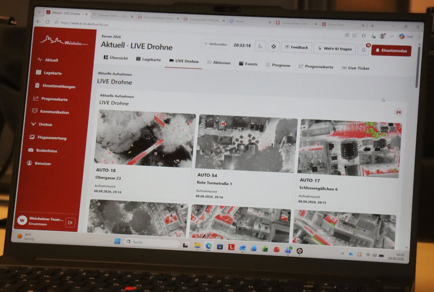 Laptop mit dem Dashboard LIVE Drohne der Kerwe 2026 und mehreren anonymisierten Wärmebildern der Altstadt